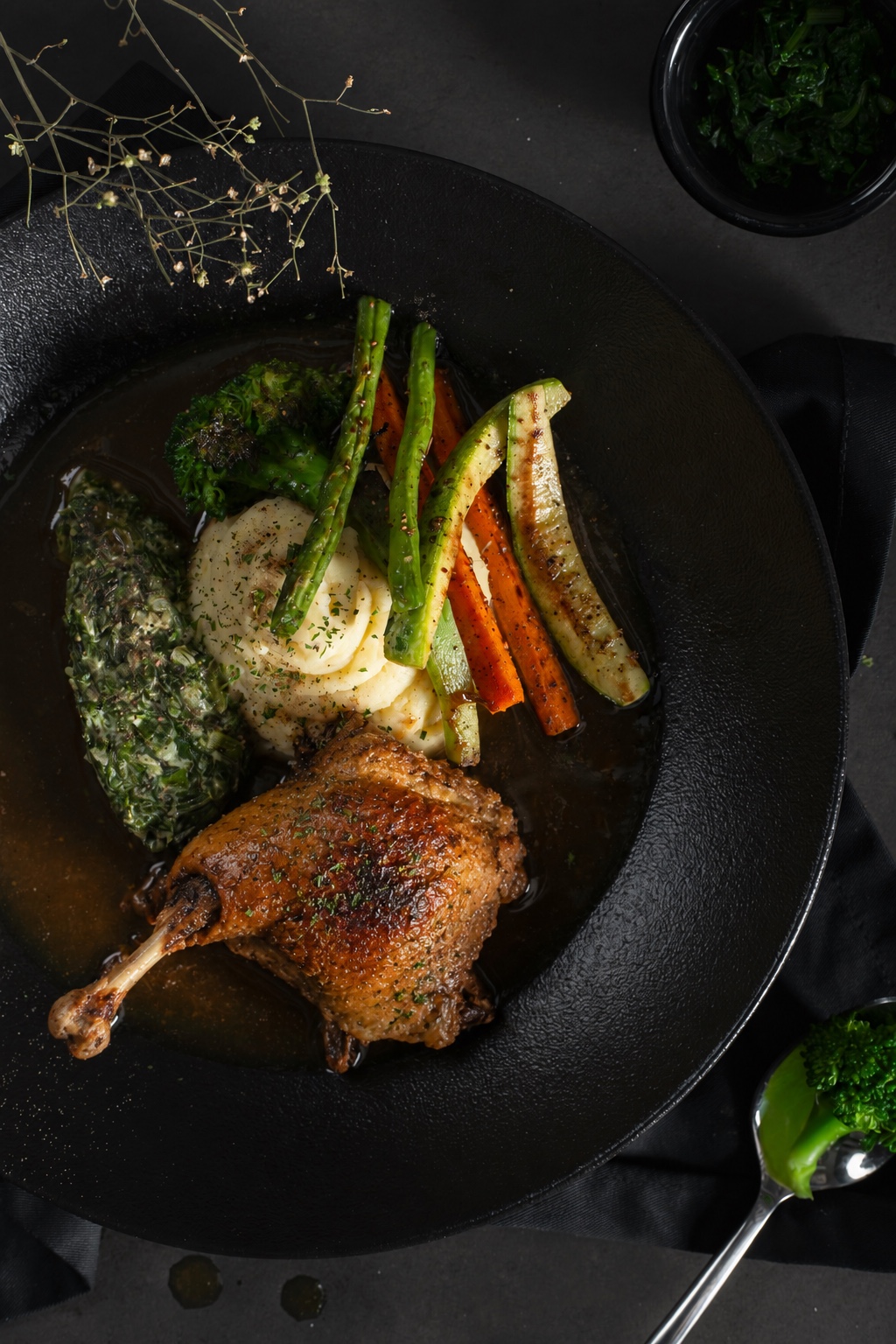 Angerichtete Gänsekeule mit Beilagen